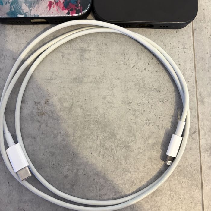 Cablu incarcare Iphone 12 + 2 huse