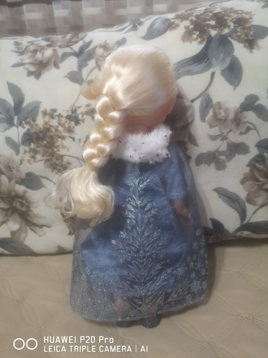 Кукла Елза пееща