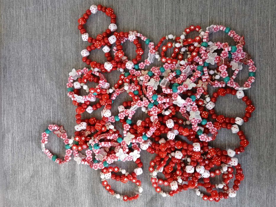 Мартеници гривни, снопчета, за закичване МИКС от производител на едро.