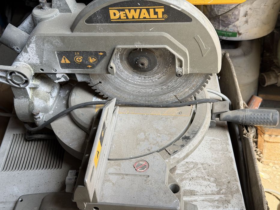 Торцовочна пила DeWAlT и Crown