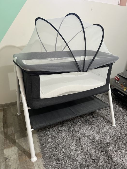 Бебешка кошара. Next to me