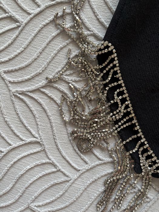 Черна РОКЛЯ с красиви детайли