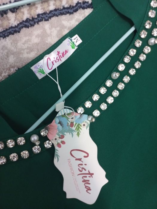 Зелёное красивое платье