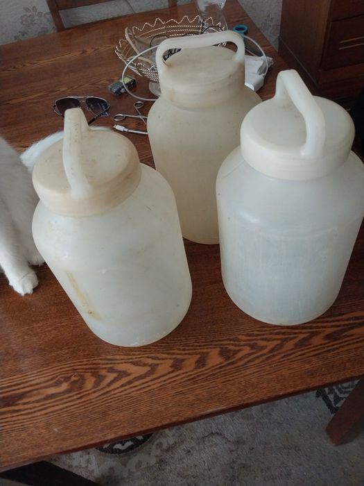 Бидоны пластиковые.