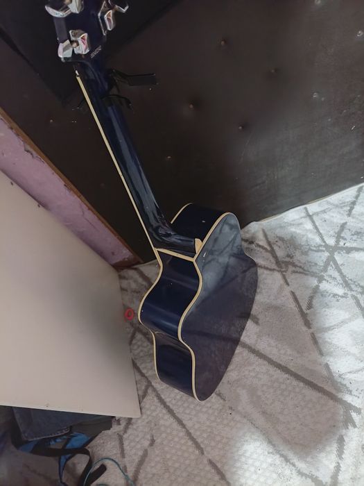 Продам акустическую гитару