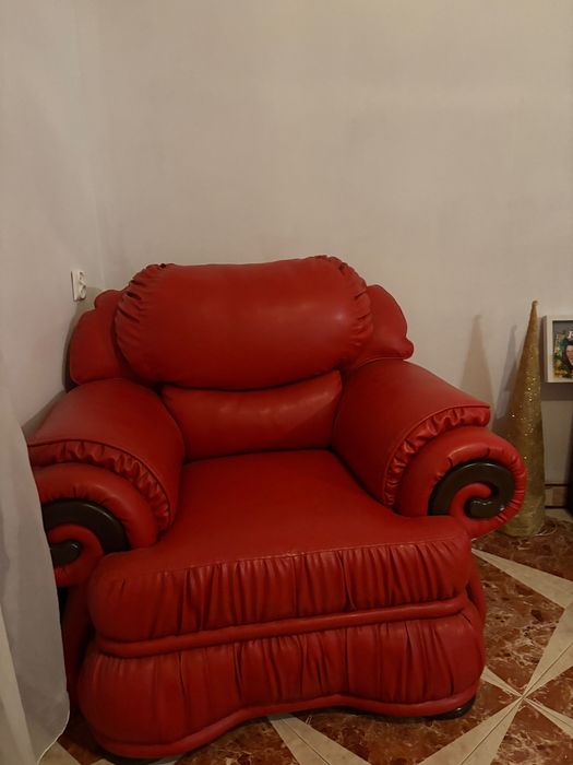 Vând canapea și 2 fotolii de piele
