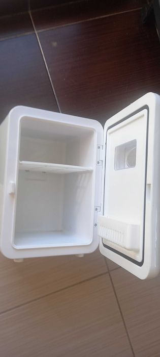 Малък хладилник за козметика или друго