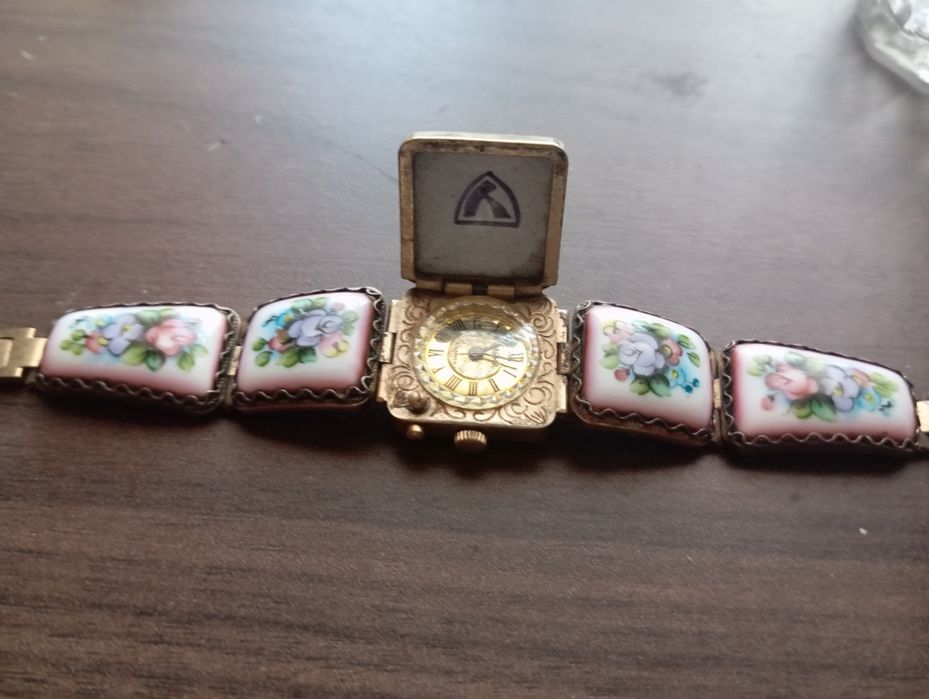 Женские часы чайка. Финифть.
