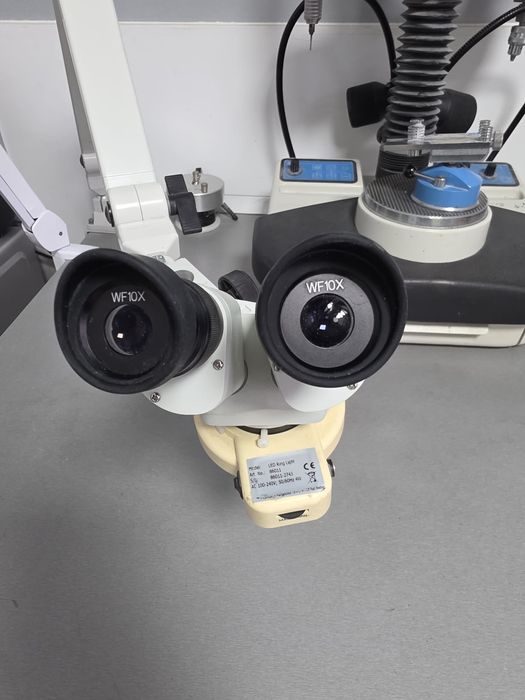 Microscop fino pentru tehnică dentară.