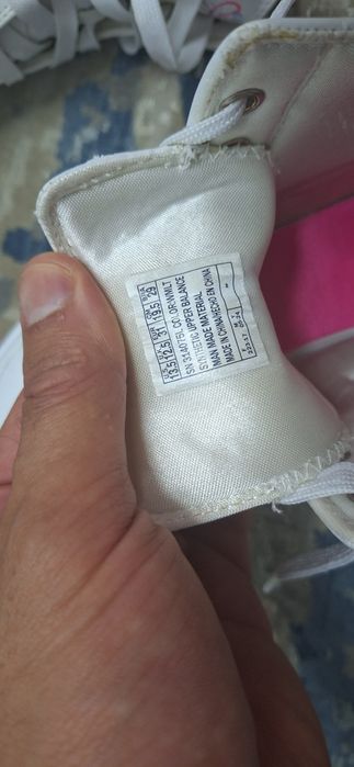Adidași skechers fata