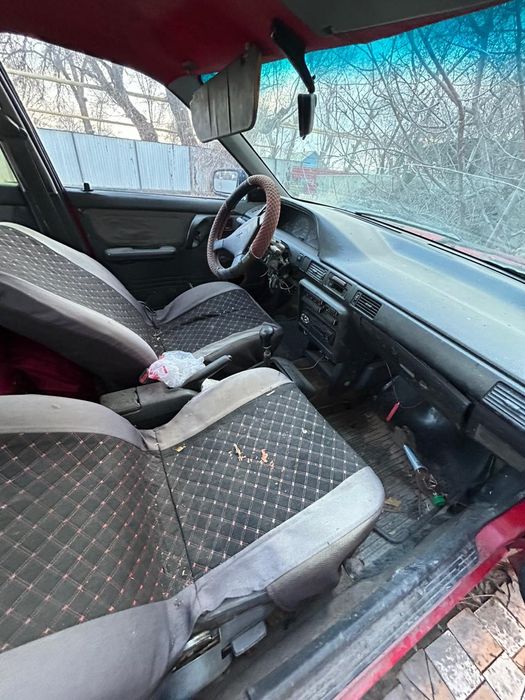 Продам машину Мазду 323 седан