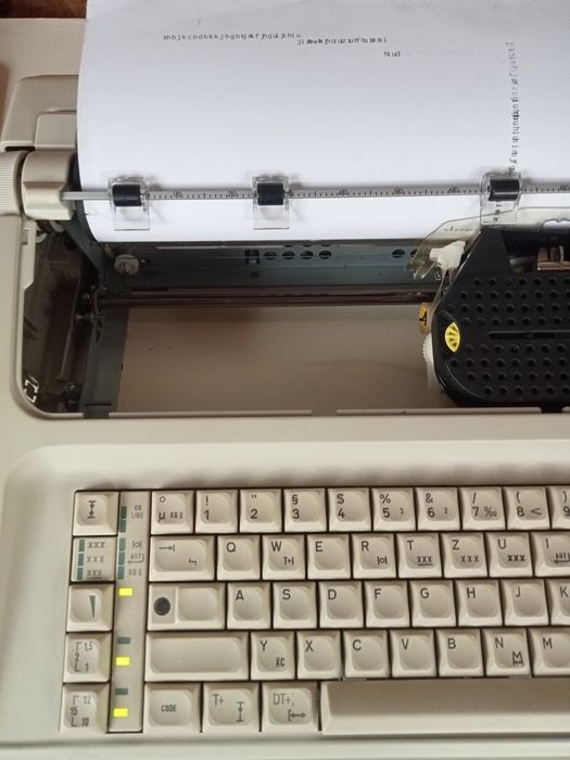 Vând mașină de scris electrica/electronica