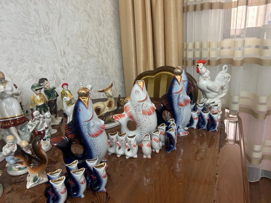 Наборы «Рыба с мальками», штоф и рюмки, фарфоровые статуэтки