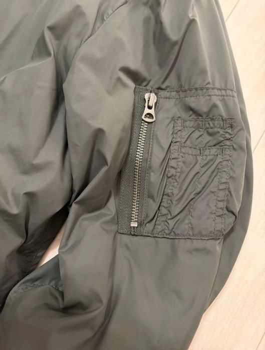 Продам: Куртка-бомбер Uniqlo
