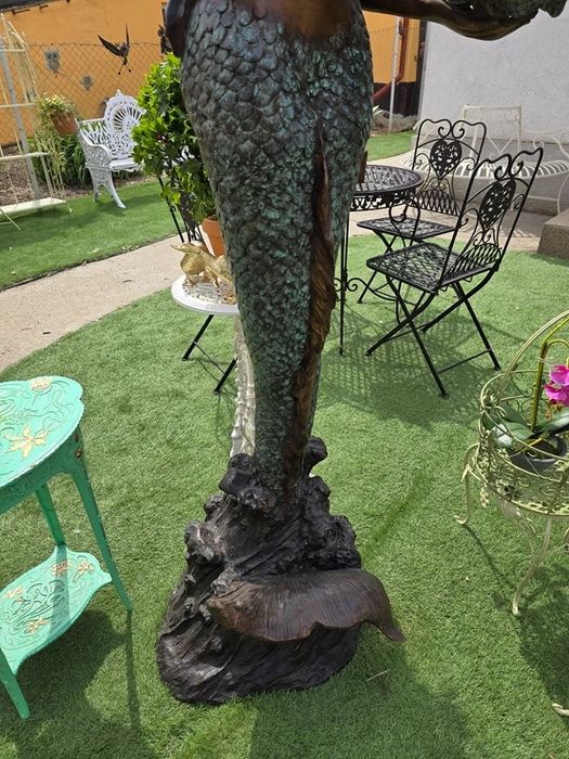 Fantana arteziana din bronz în forma de sirena.