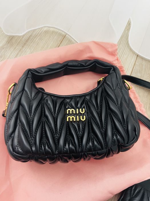 Papuci și geanta Miu Miu