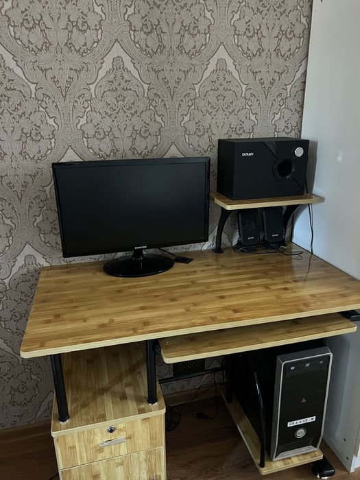 Компьютер самсунг вместе с компьютерным столом