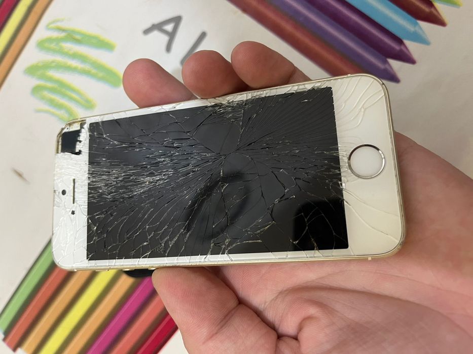 Продам айфон се1