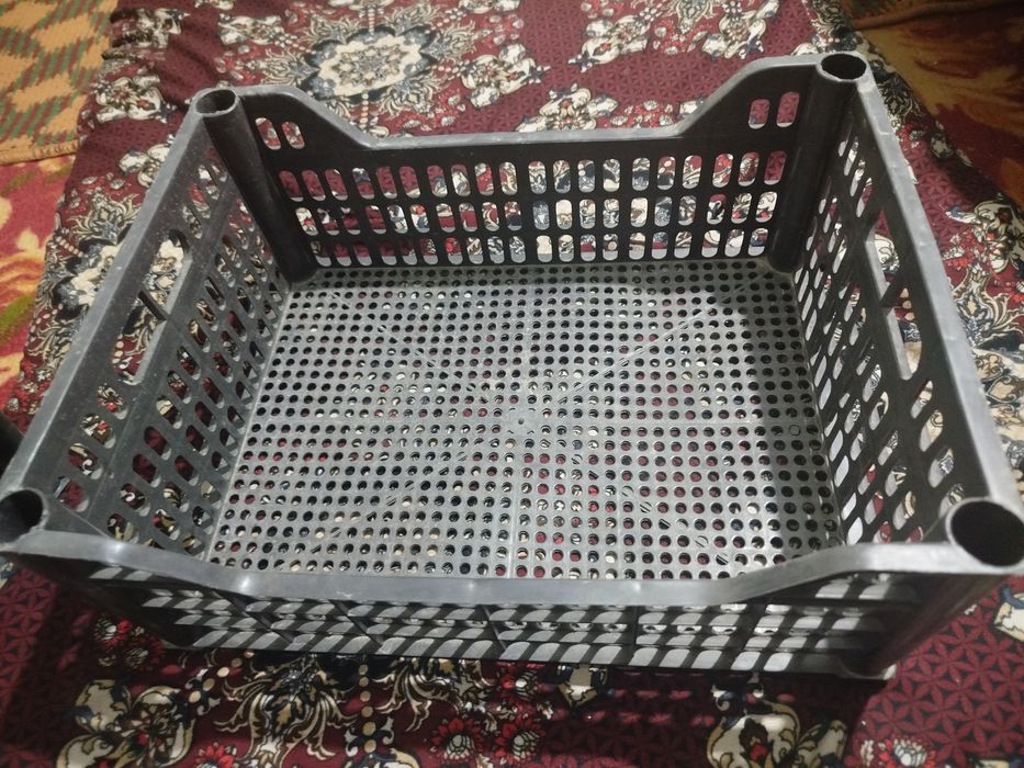 Plastik idishlar yashik