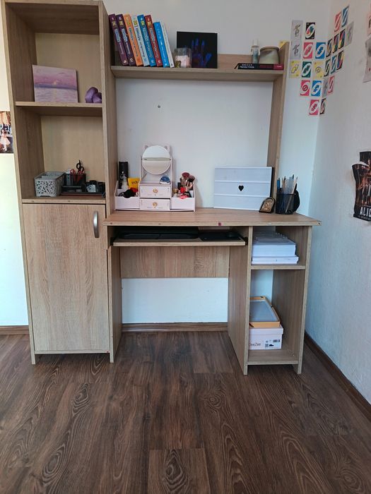Birou cu bibliotecă inclusă și rafturi, ideal pentru elevi / studenți