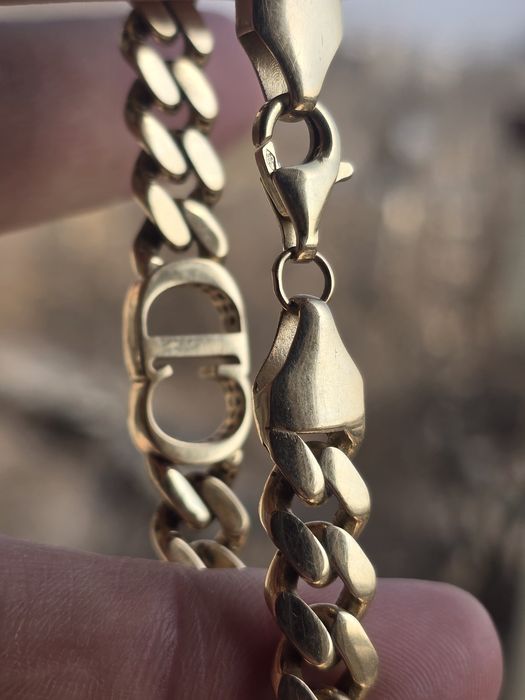 Золотой женский браслет.