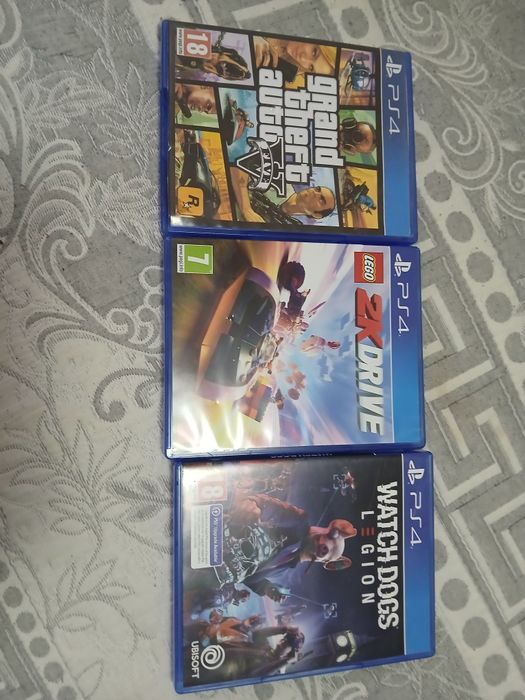 Vând ps4 white edition +maneta originala+gta5 si 2 jocuri