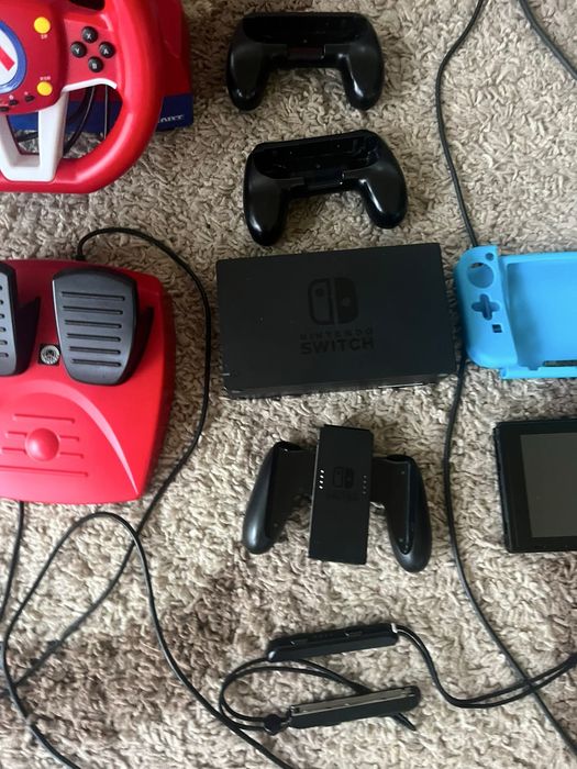 Nintendo switch + 13 jocuri + volan si accesorii