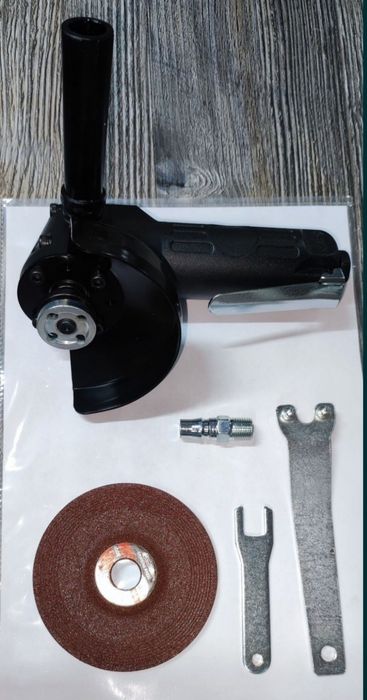 Пневмозубило с насадками в пластиковом кейсе.