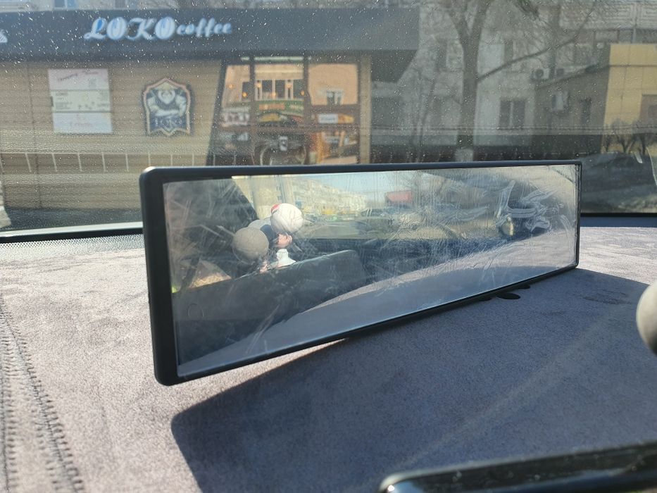 Зеркало заднего вида.