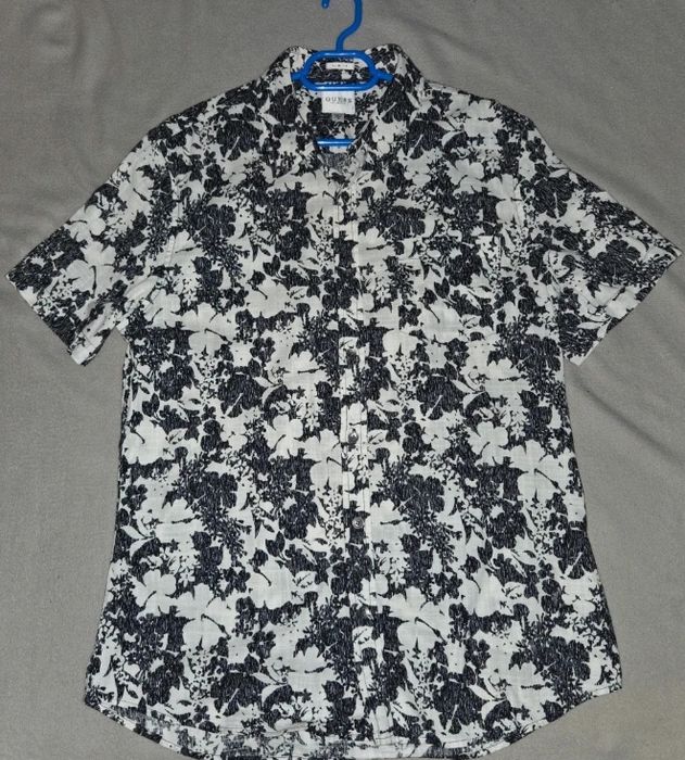 Cămașă Guess – Slim Fit – Mâneci Scurte – Albă cu Imprimeuri Florale Mov Închis – Mărimea M