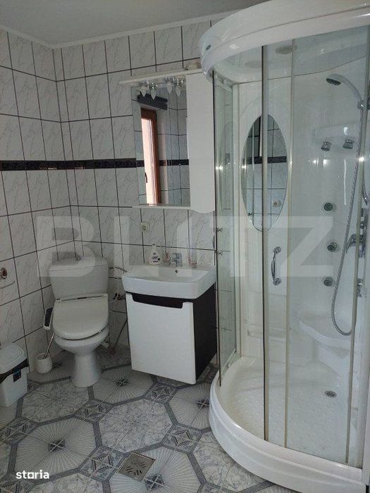 Casa de vanzare, cu 6 camere, 300 mp, spatioasa, in Campulung Moldoven