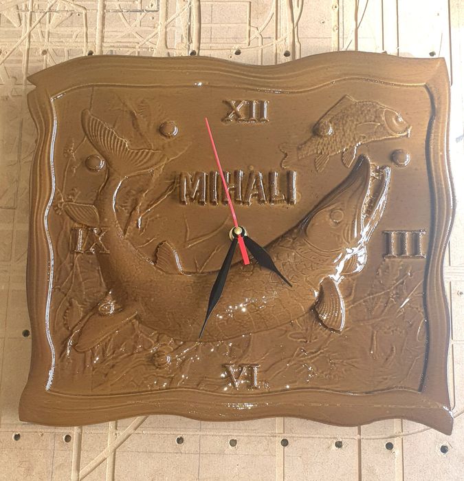 Ceas perete sculptat din lemn personalizat. La comanda.