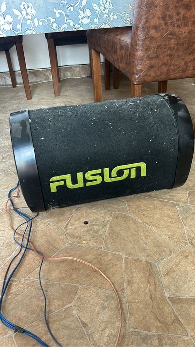 Tub de bass auto cu statie incorporata Fusion