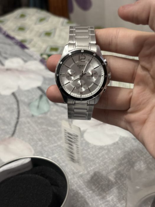 Наручные часы абсолютно новые