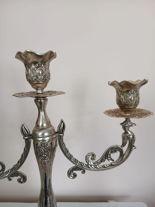 Sfeșnic din metal argintat.