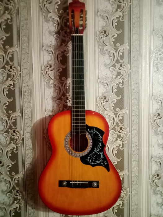 Продам гитару 6 струн