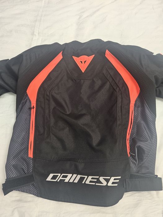 Vând jacheta  Dainese nouă