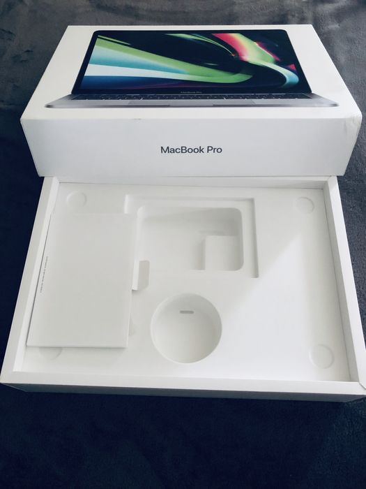 Cutie goală MacBook Pro