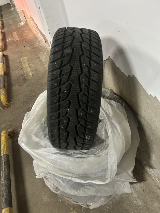 Продам зимнюю резину 215/55/17