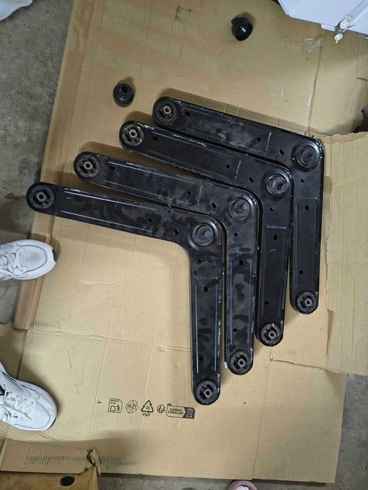 Задни горни носачи за Jeep Cherokee KJ 2001–2008 – 52088901AC – нов