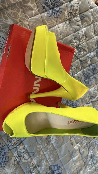 Обувки на висок ток