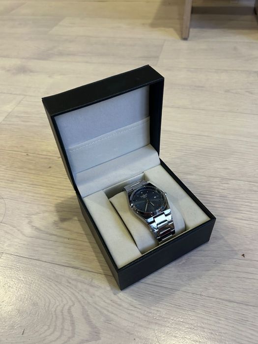 часы от бренда Tissot  люксовый модель