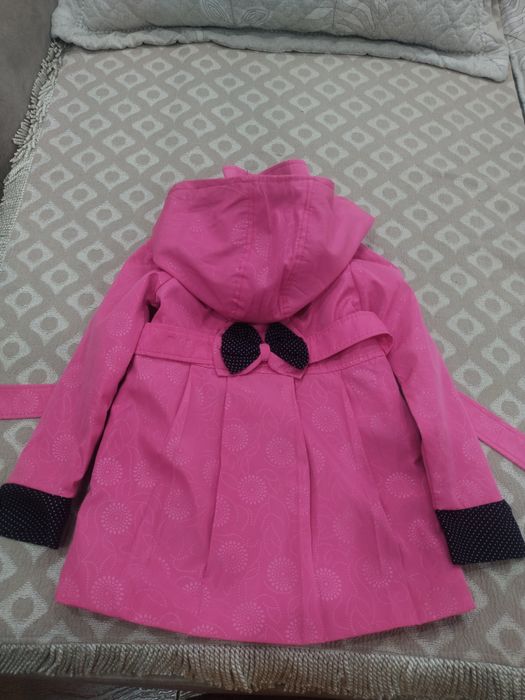 Продам плащ на девочек.