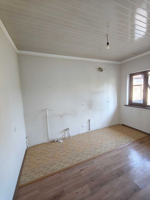 Uchqahramon G'ishtko'prikda hovli sotiladi