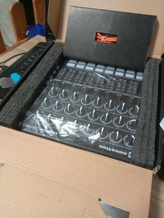 Миди-Контроллер Novation