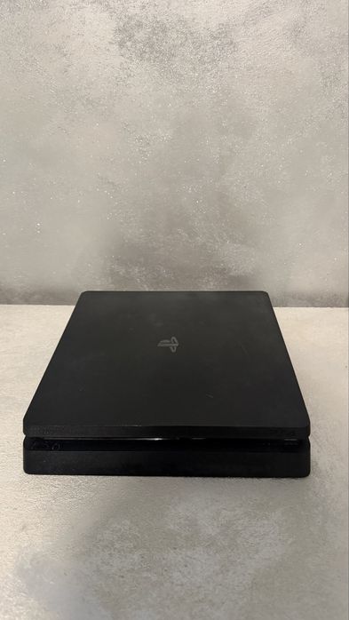 Vand PS4 in stare bună functioneaza perfect