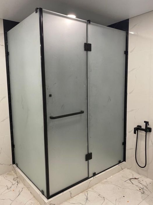 Стеклянные душевые кабины