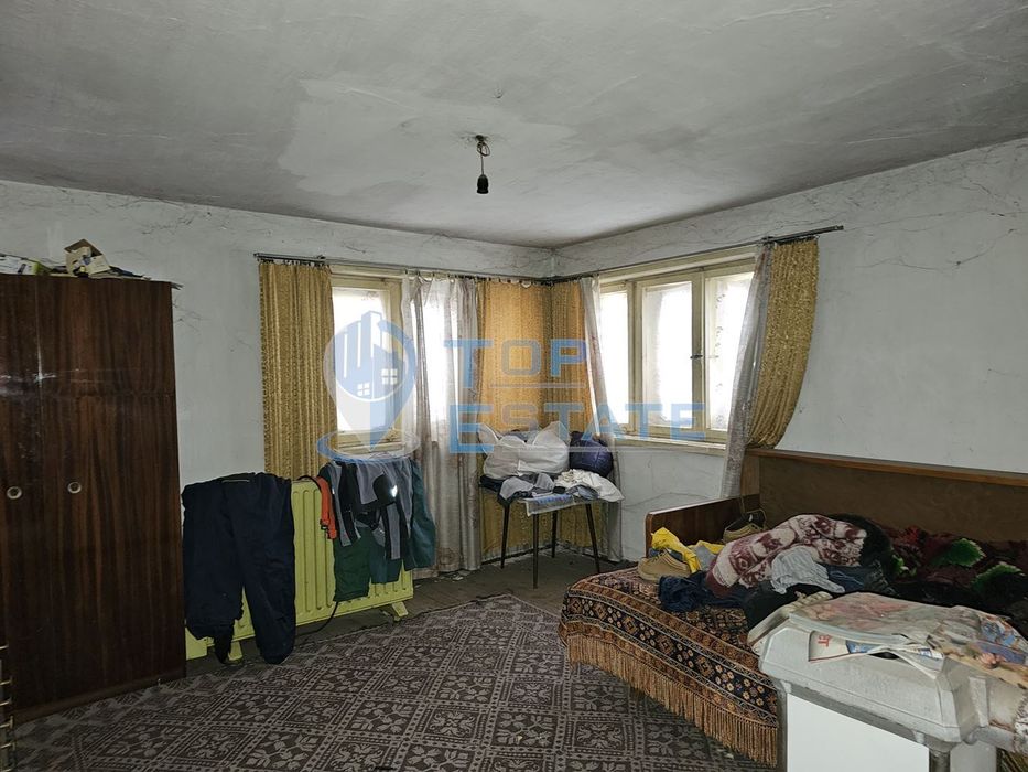 Двуетажна тухлена къща с два гаража и двор в гр. Полски Тръмбеш