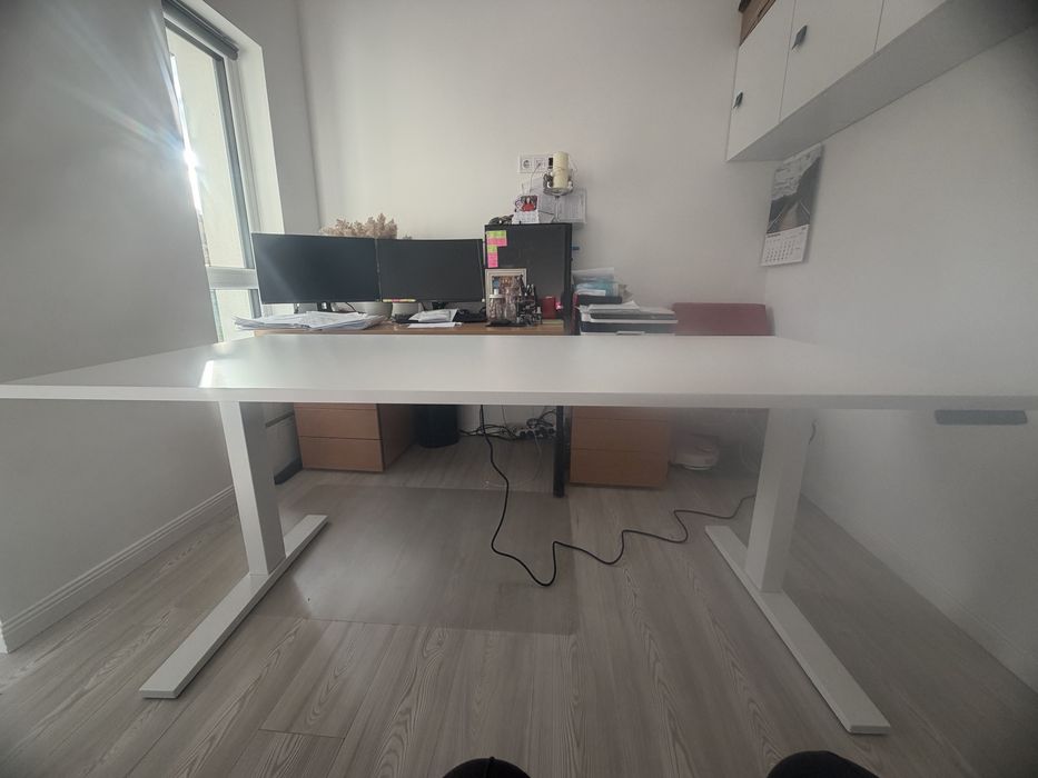 Birou cu reglare electrica pe inaltime