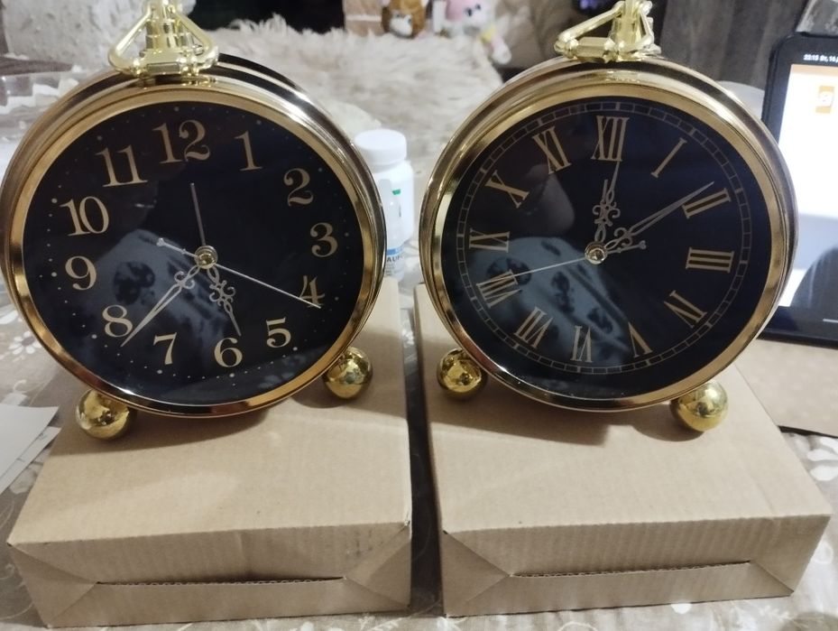 Часы будильник в золотом цвете